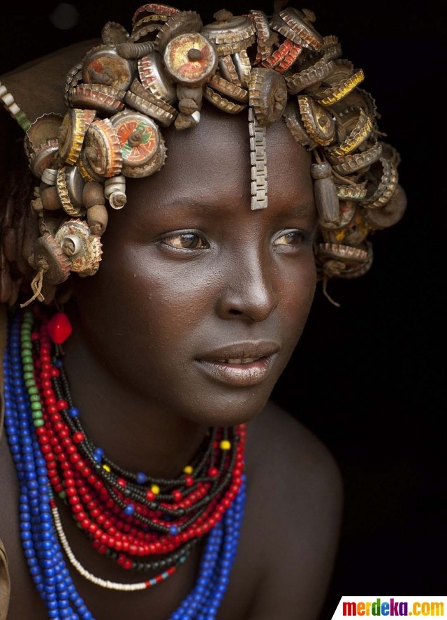 Potret suku di Afrika ubah\' tutup botol dan arloji bekas jadi perhiasan 20151111