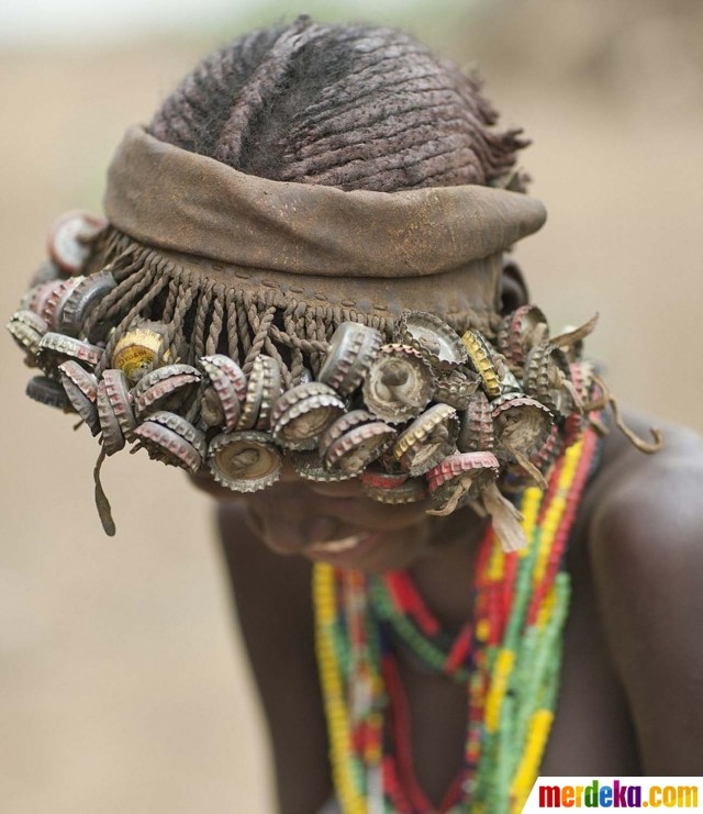 Potret suku di Afrika ubah\' tutup botol dan arloji bekas jadi perhiasan 20151113