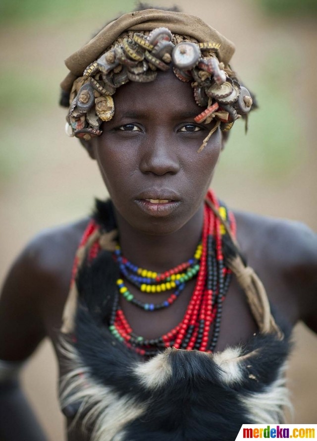 Potret suku di Afrika ubah\' tutup botol dan arloji bekas jadi perhiasan 20151114
