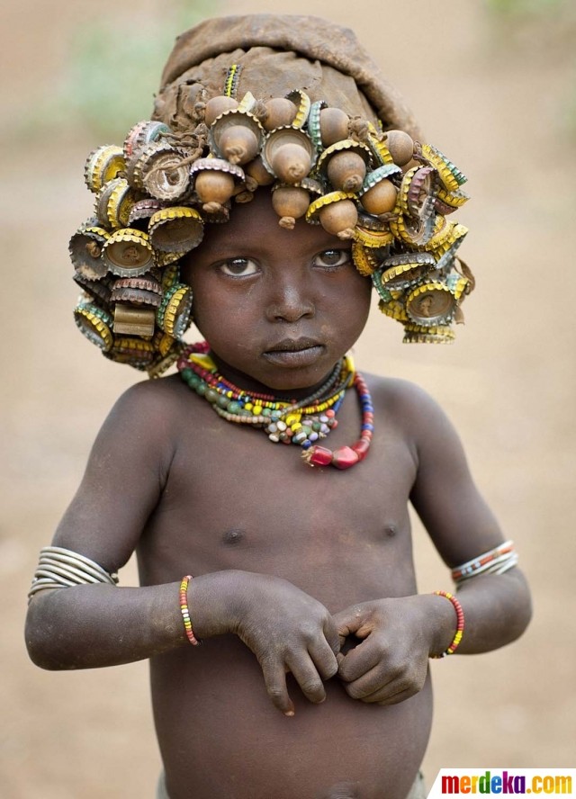 Potret suku di Afrika ubah\' tutup botol dan arloji bekas jadi perhiasan 20151116