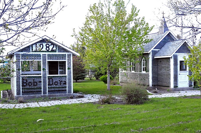 Maison et église construites en bouteilles - Treherne - Manitoba - Canada _dsc3611