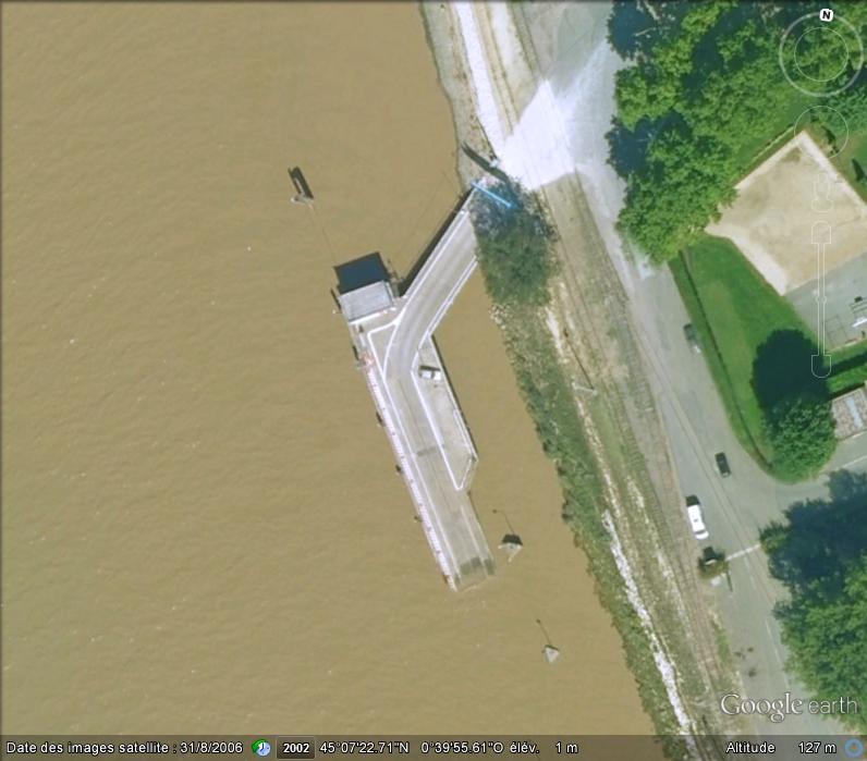 STREET VIEW : "Passe ton bac, d'abord". Un prolongement de la route sur le fleuve. D311