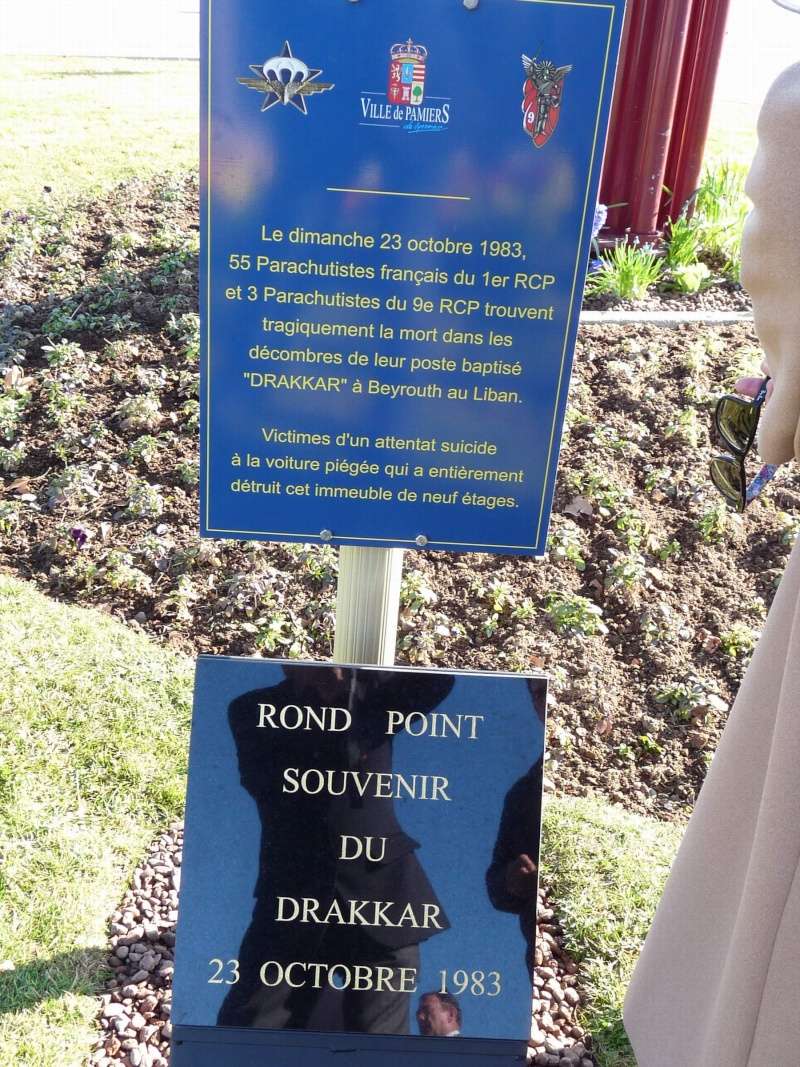  En  hommage  à nos camarades parachutistes tombés lors de l'attentat de l'immeuble Drakkar  le 23 octobre 1983,  la flamme du soldat inconnu, sera  ravivée  P1020210