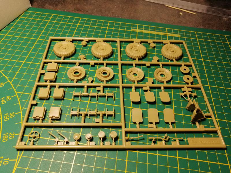 British 25 PDR. Field Gun & Quag Gun Tractor Canadian Ford F.G.T. Tamiya 1/35 392