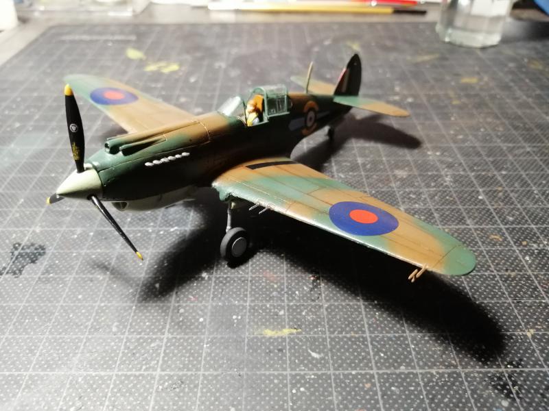 (Airfix) Curtiss Tomahawk Mk.IIB 1/72 FINI avec son socle..... 5715