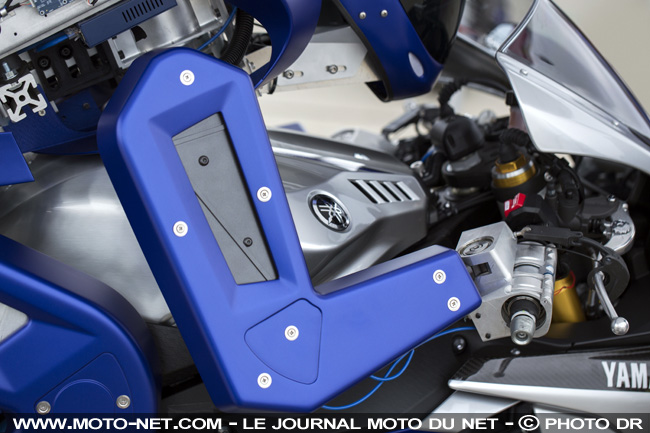 Le robot "motobot" au salon de tokyo Motobo11