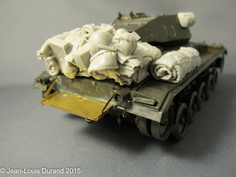 M-24 Chaffee "Indochine" - ITALERI 244 + photo-découpe Eduard 35608 + canon RB Model 35B27 + paquetages Blackdog T35070 27102040