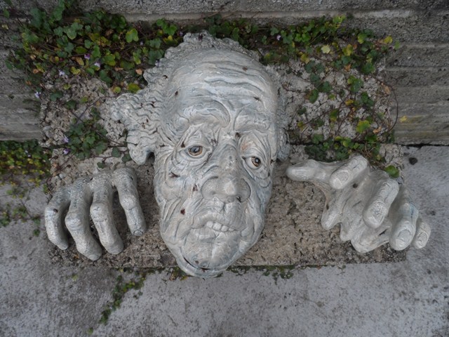 Grotesque wall mask   031_6410