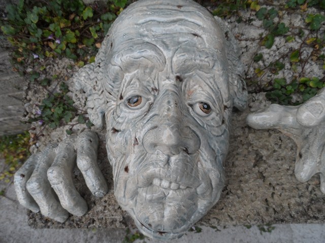 Grotesque wall mask   032_6410