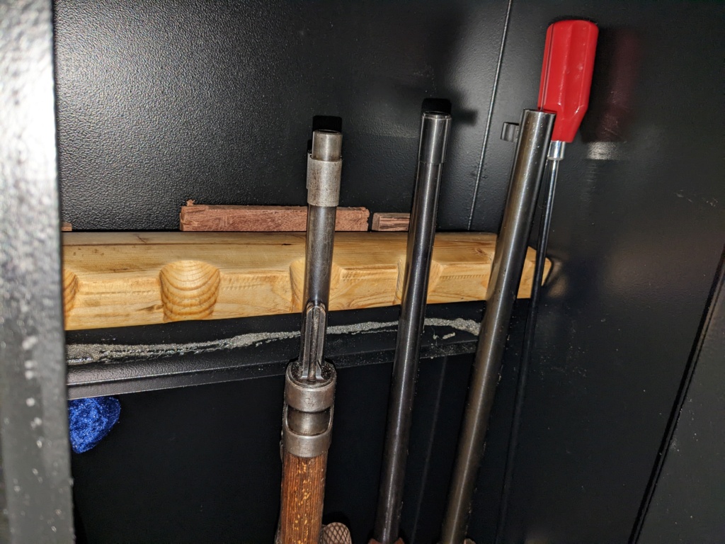 Remplacer avantageusement la mousse dans une armoire à carabines Pxl_2066