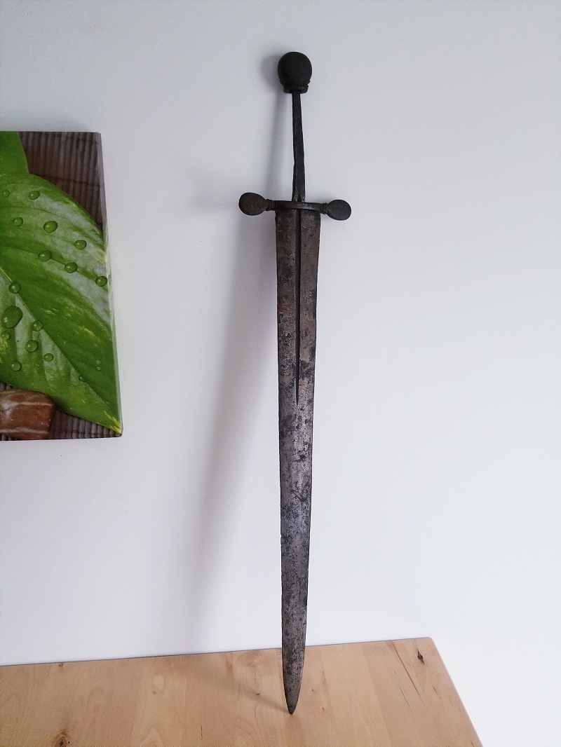 Epée médiévale, cabasset et boulets de canon 20200225