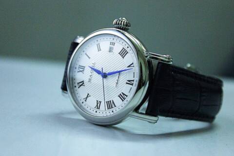 Montre aiguille bleu sale