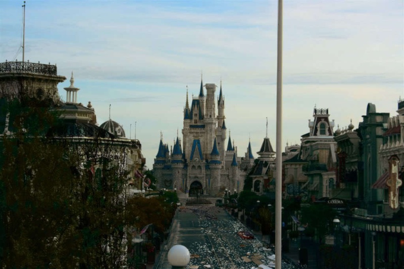 Walt Disney World abandonné et terrifiant imaginé par un artiste. Disney11