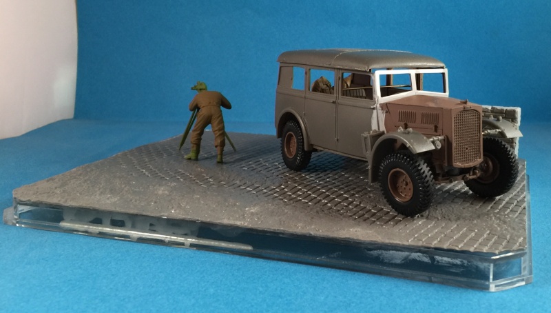 La BBC en action - "Humber staff car" Accurate Armour + figurines Bronco et scratch - 1/35 Img_1613