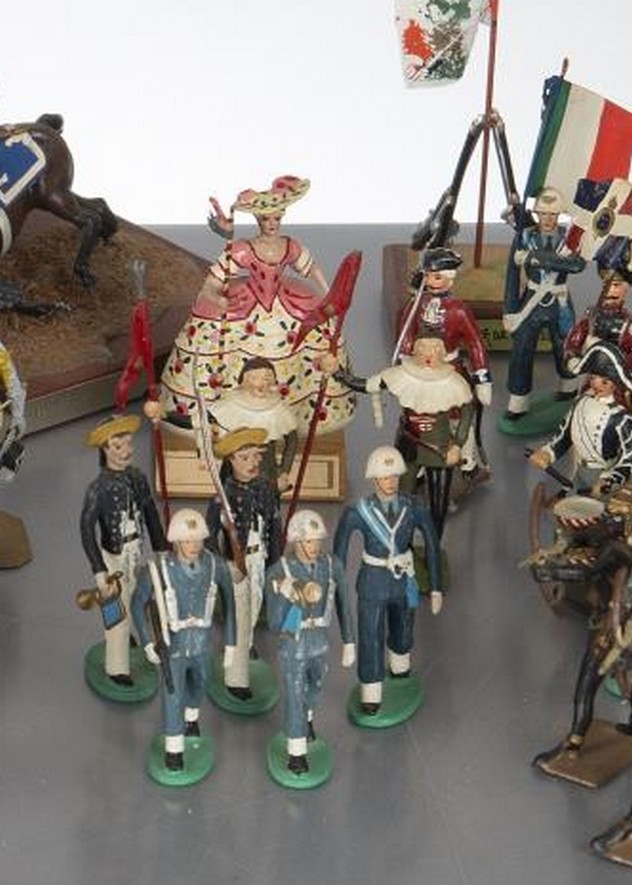 Collection : statuettes représentant Marie-Antoinette, ses proches et des figures du XVIIIe siècle Zzcoud11