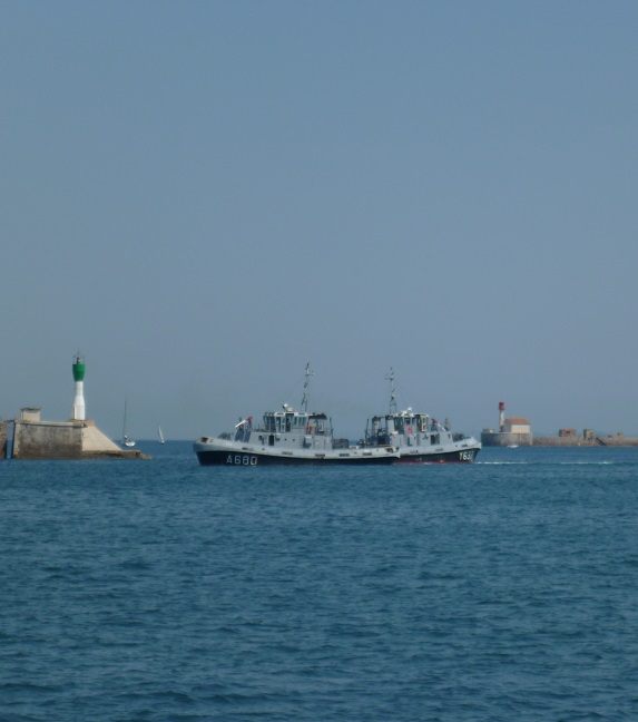 le Mistral rentrant dans la rade de Toulon P1010733