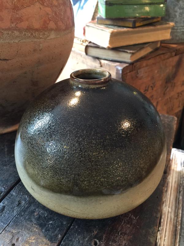 Hello does anyone know the maker of this studio pot  Coyvyh10