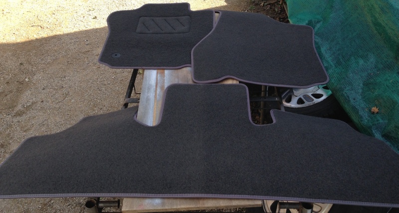 Vend tapis neuf sur mesure pour chrysler voyager s2 pour 5 place. 02711