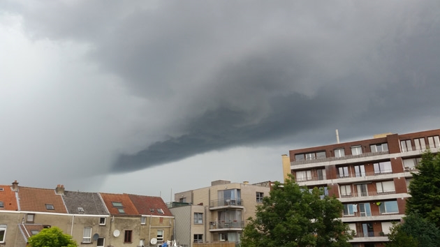 Bruxelles: "Pas d'orage, pas de pluie, rien à part ce NUAGE ETRANGE"  1110