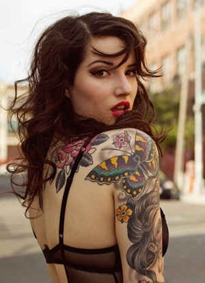 CHARME - Les plus belles femmes sont tatouées... - Page 10 12110