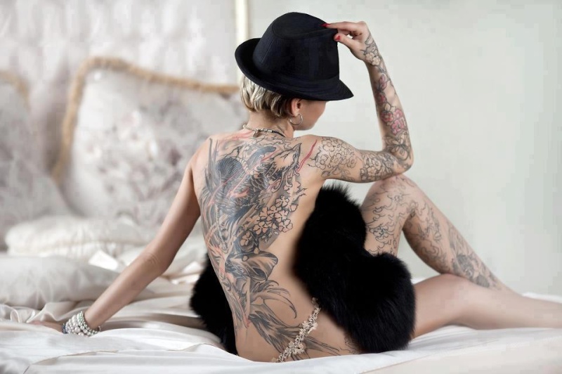 CHARME - Les plus belles femmes sont tatouées... - Page 10 30169110
