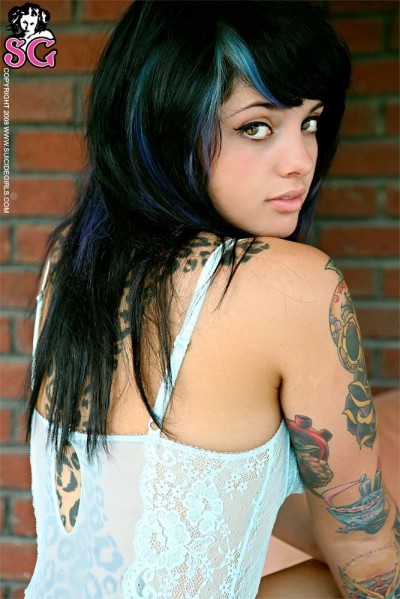 CHARME - Les plus belles femmes sont tatouées... - Page 9 4d710e11