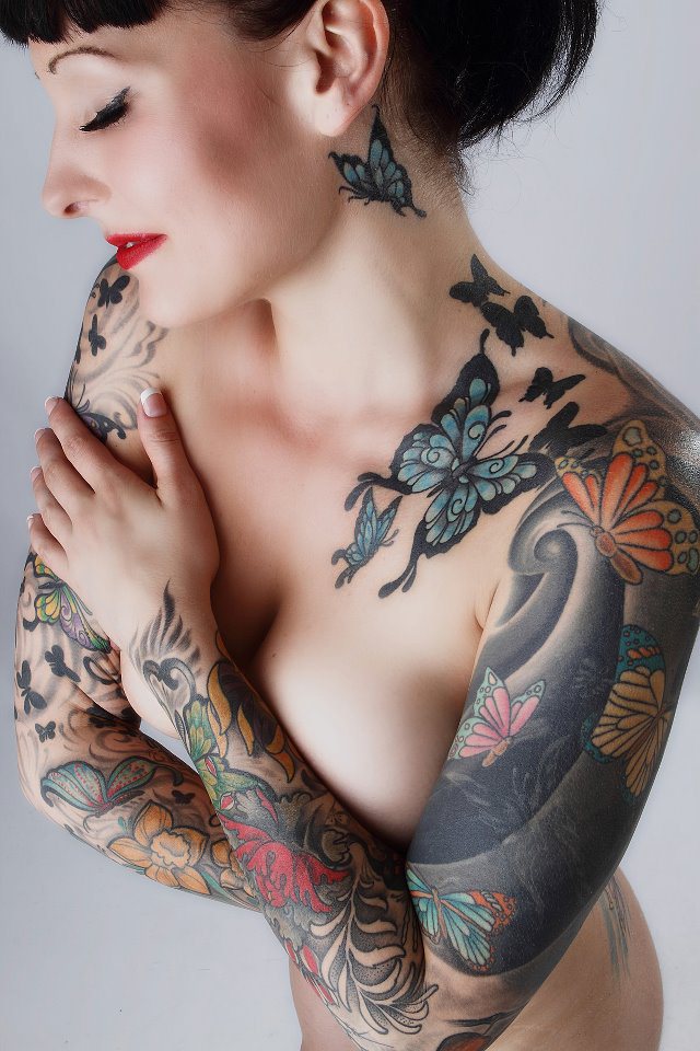 CHARME - Les plus belles femmes sont tatouées... - Page 9 Femme-11