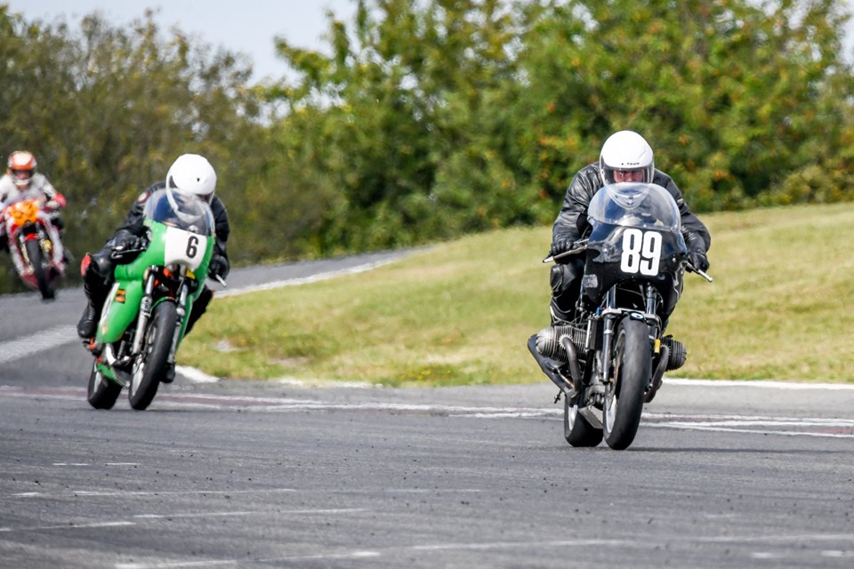 Championnat de France Motos Anciennes à Pau Arnos les 28 et 29 sprtembre 2019 - Page 2 71013810