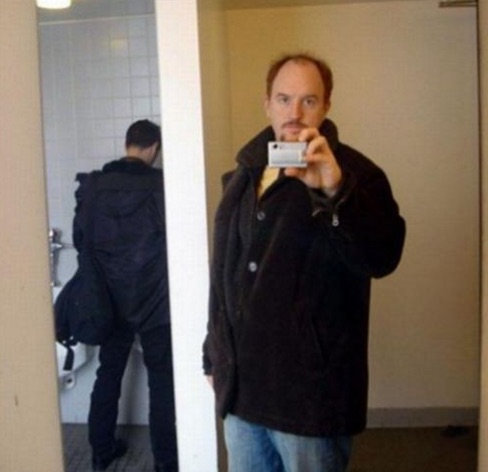 15 photos qui prouvent qu’il faut toujours checker l’arrière plan avant de prendre un selfie P12-co10