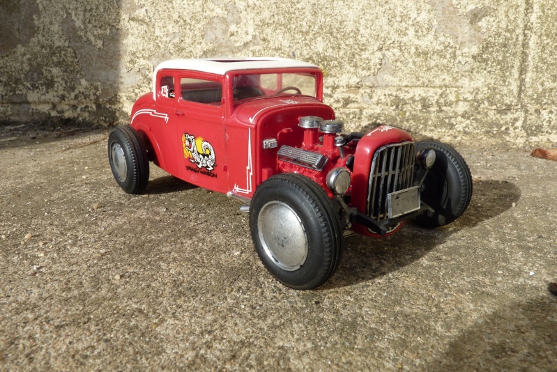 1932 Ford Deuce Five-Window - Sport Coupe - Street or Drag Strip Hot Rod - 1:24 scale - Monogram P1060728