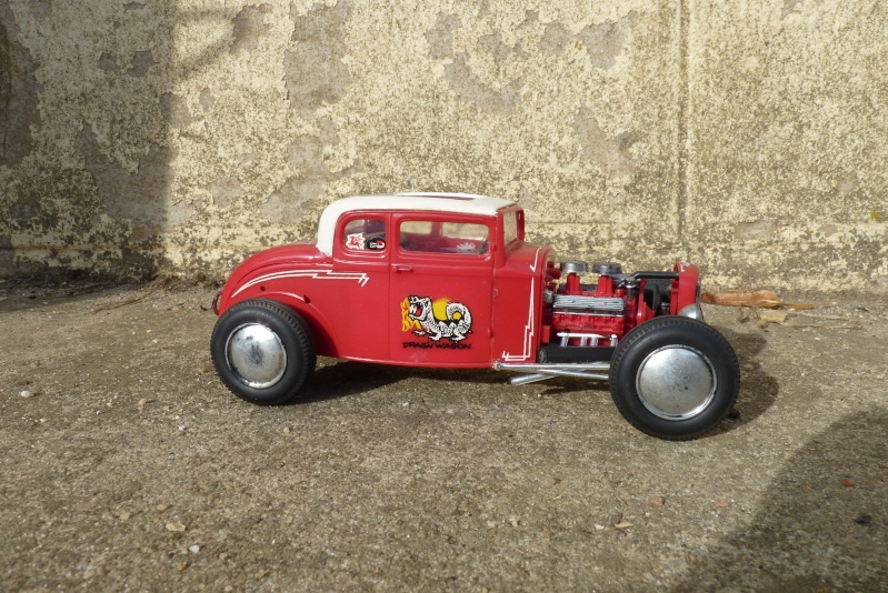 1932 Ford Deuce Five-Window - Sport Coupe - Street or Drag Strip Hot Rod - 1:24 scale - Monogram P1060730