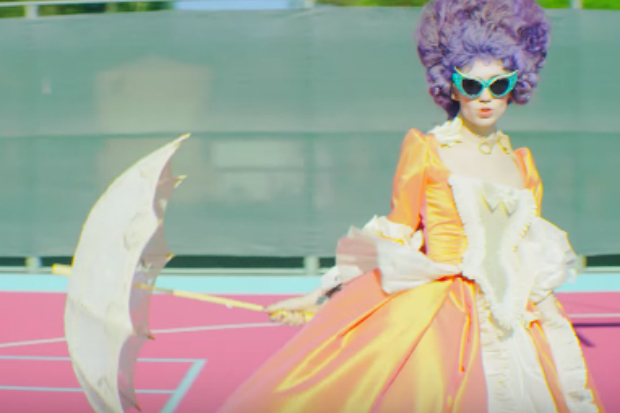 GRIMES en Marie-Antoinette dans le clip Flesh without Blood Grimes10