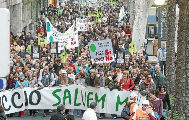 [ELPERIODICO] "Casi 30.000 personas se reúnen en el Prat contra la política medioambiental de la Generalitat" 15675210