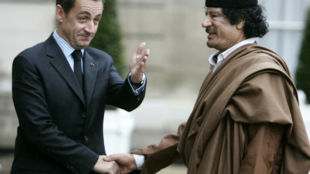 مذكرات ساركوزي: الملك محمد السادس ذكي لطيف وبوتفليقة "معقد" 10319910