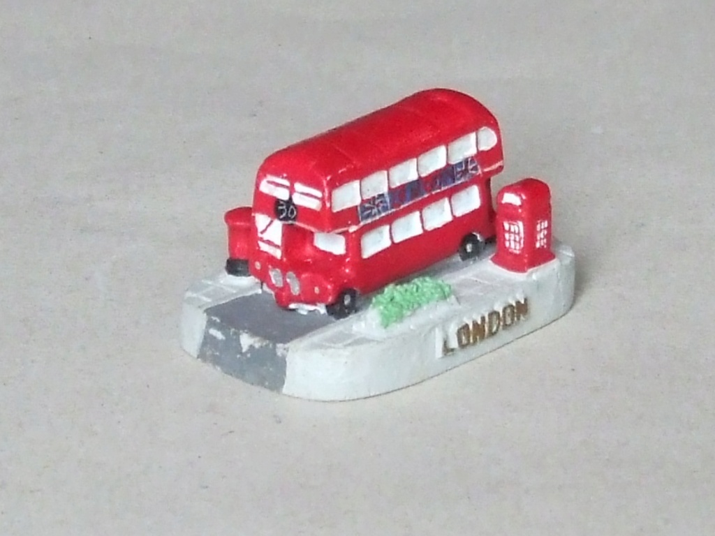 Les cars et bus miniatures déco accessoires 2024-013