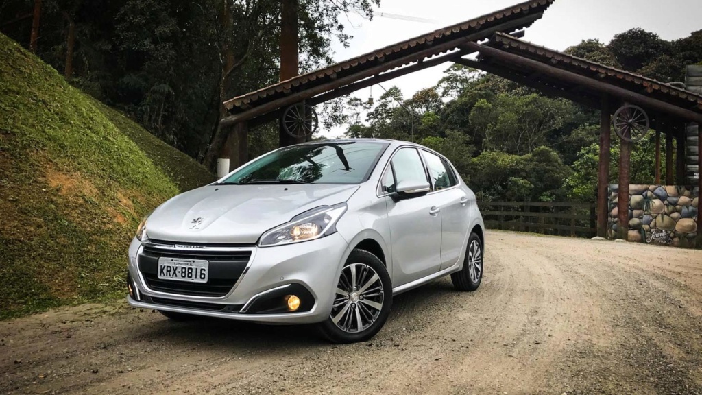 Peugeot 208 perde versões enquanto espera por nova geração Peugeo30