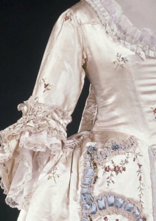 Fragments des robes de Marie-Antoinette - Page 4 Va_17714