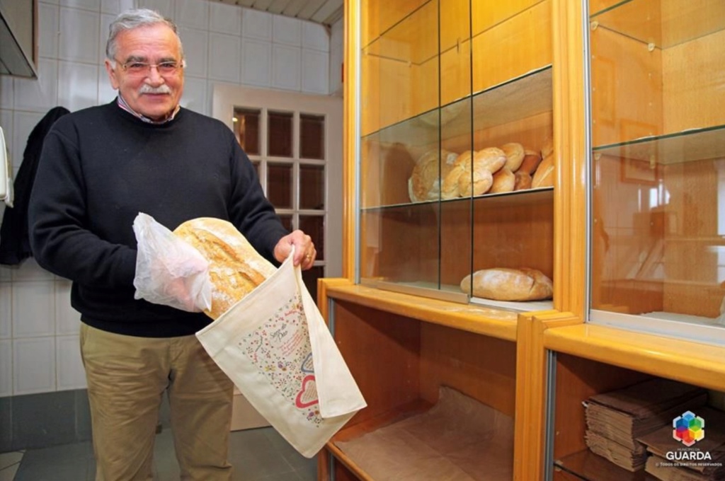 Câmara da Guarda entrega sacos de pano nas padarias da cidade Screen94