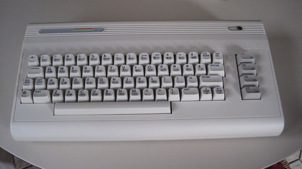 [VDS] Lot Commodore 64 G BLANC ! Version limitée - Jeux Commodore 64.  Img_2972