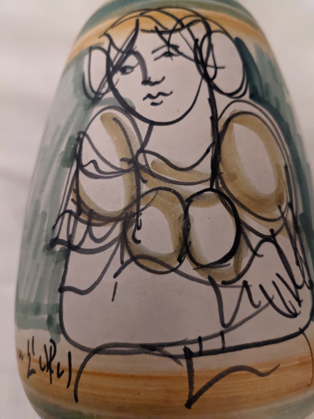 vase avec 3 dessins de femmes en bustes signature en noir à identifier Pxl_2112