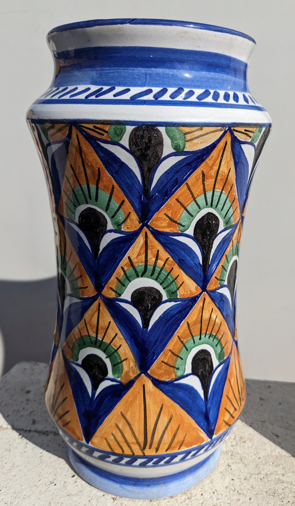 grand vase fabricant inconnu type Albarello marqué d'un L en bleu à identifier Mexique ? Espagne ? Pxl_2146