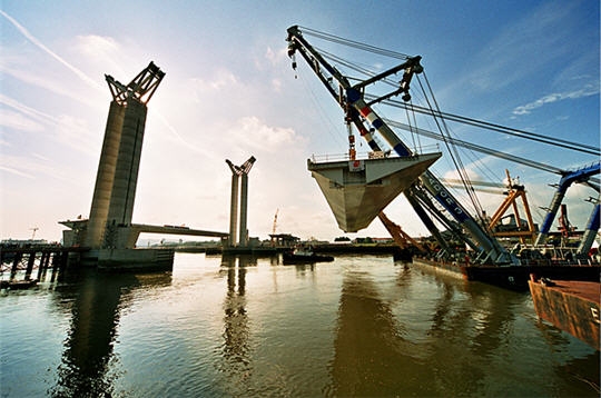 Grands chantiers > Ponts > Pont-levant de Rouen Levage10