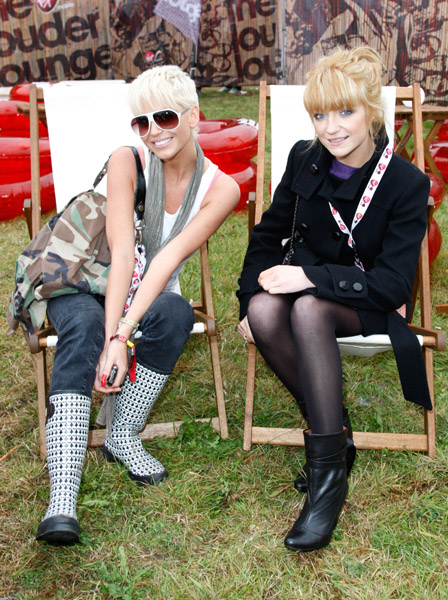 [ 19/08/07 ] Nicola & Sarah V Festival Virgin Mobile Lou 06v_fe10