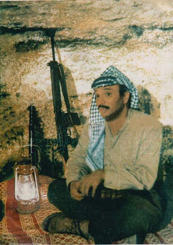 صور قديمة لبعض زعماء العالم Arafat12