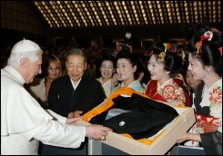 Des Japonaises offrent un kimono de soie noire au pape Benoî Sge_mx10
