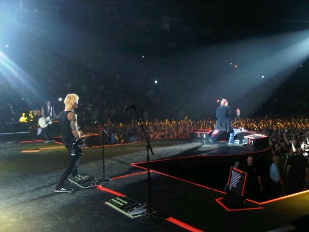 Duff McKagan sobre novamente ao palco do Guns N' Roses 2hd4yi10