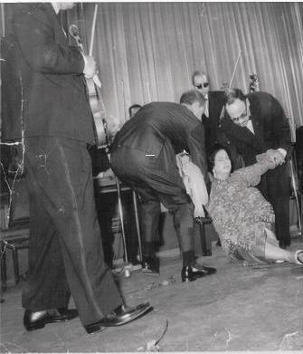سقوط أم كلثوم على المسرح بعدمحاولة أحد الجمهور تقبيل قدميها في حفلة أولمبيا باريس نوفمبر 1967 أثناء أدائها للأطلال Kaltho10