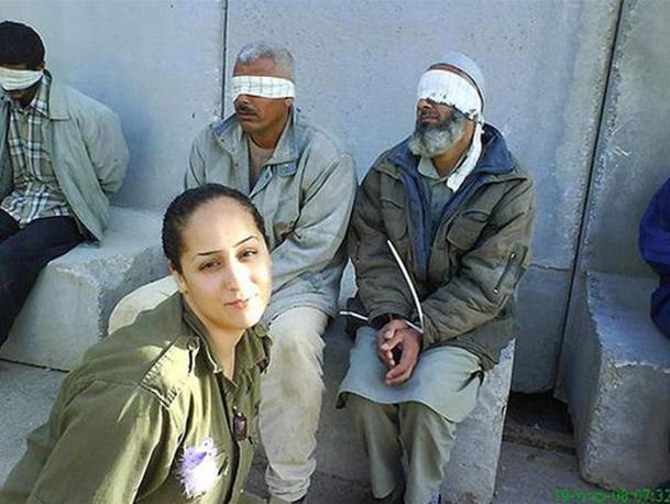 Soldato israeliano deride una detenuta Face_010