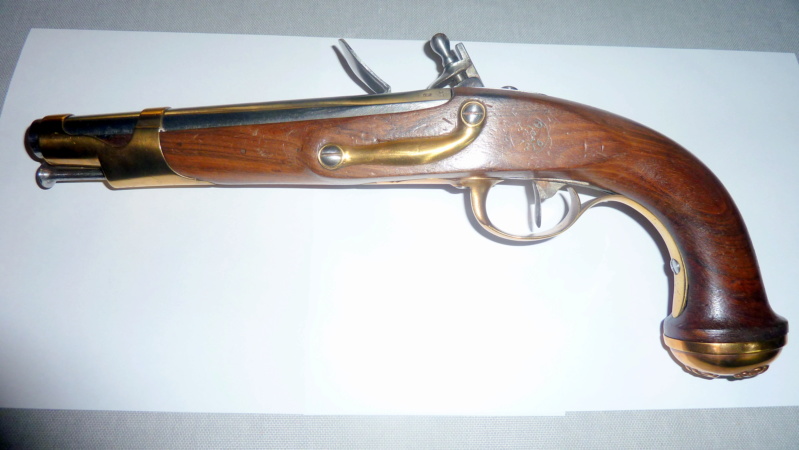 Voici mon pistolet Gardes du corps 2 èm model 1816 LOUIS XVIII 00515