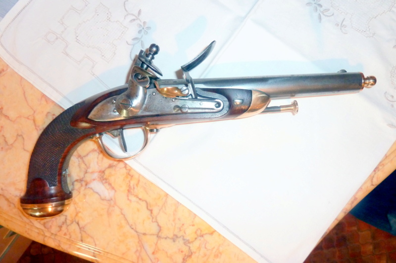 Voici mon pistolet Gardes du corps 2 èm model 1816 LOUIS XVIII P1070170